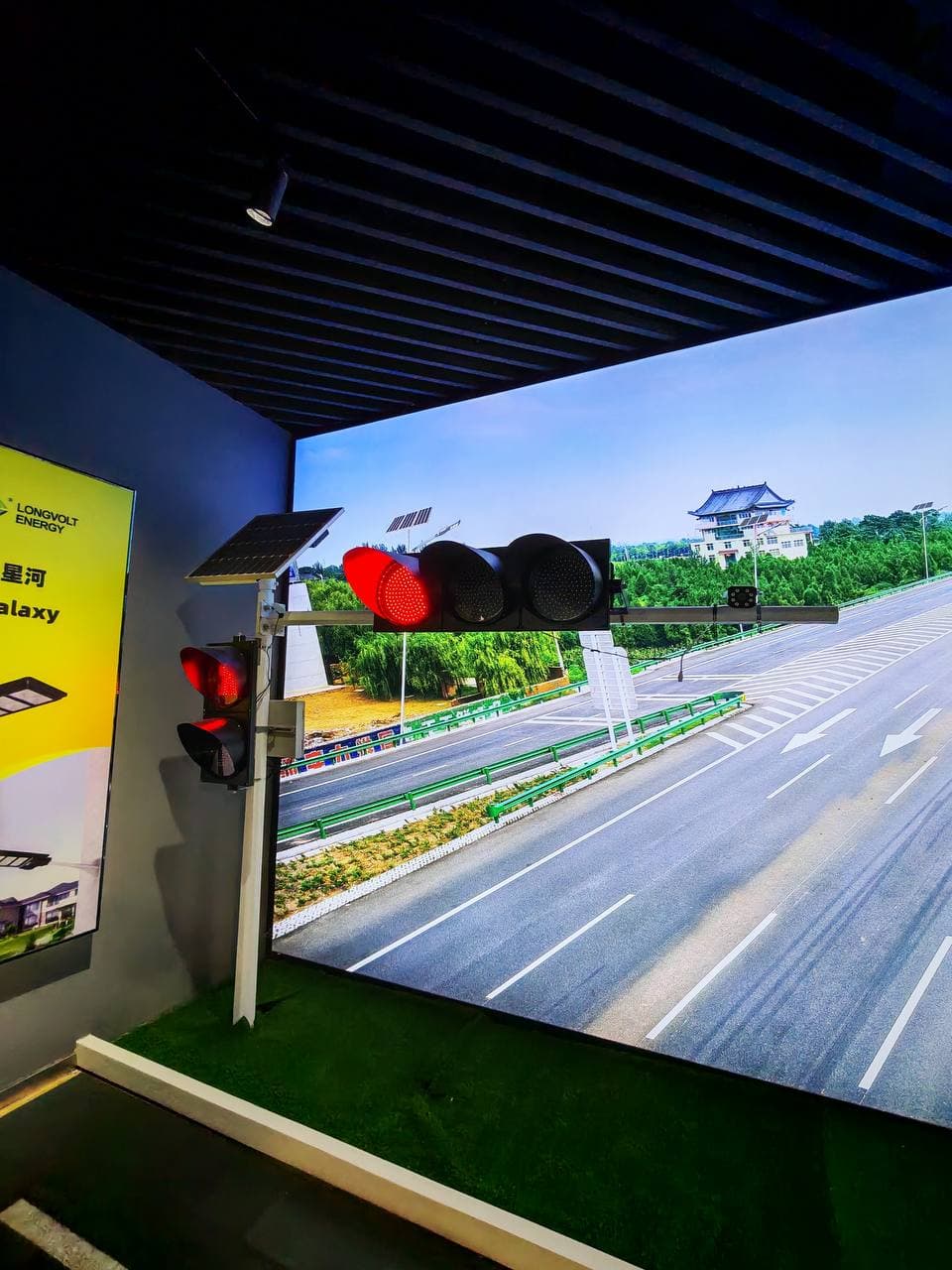 Solar-powered traffic light system